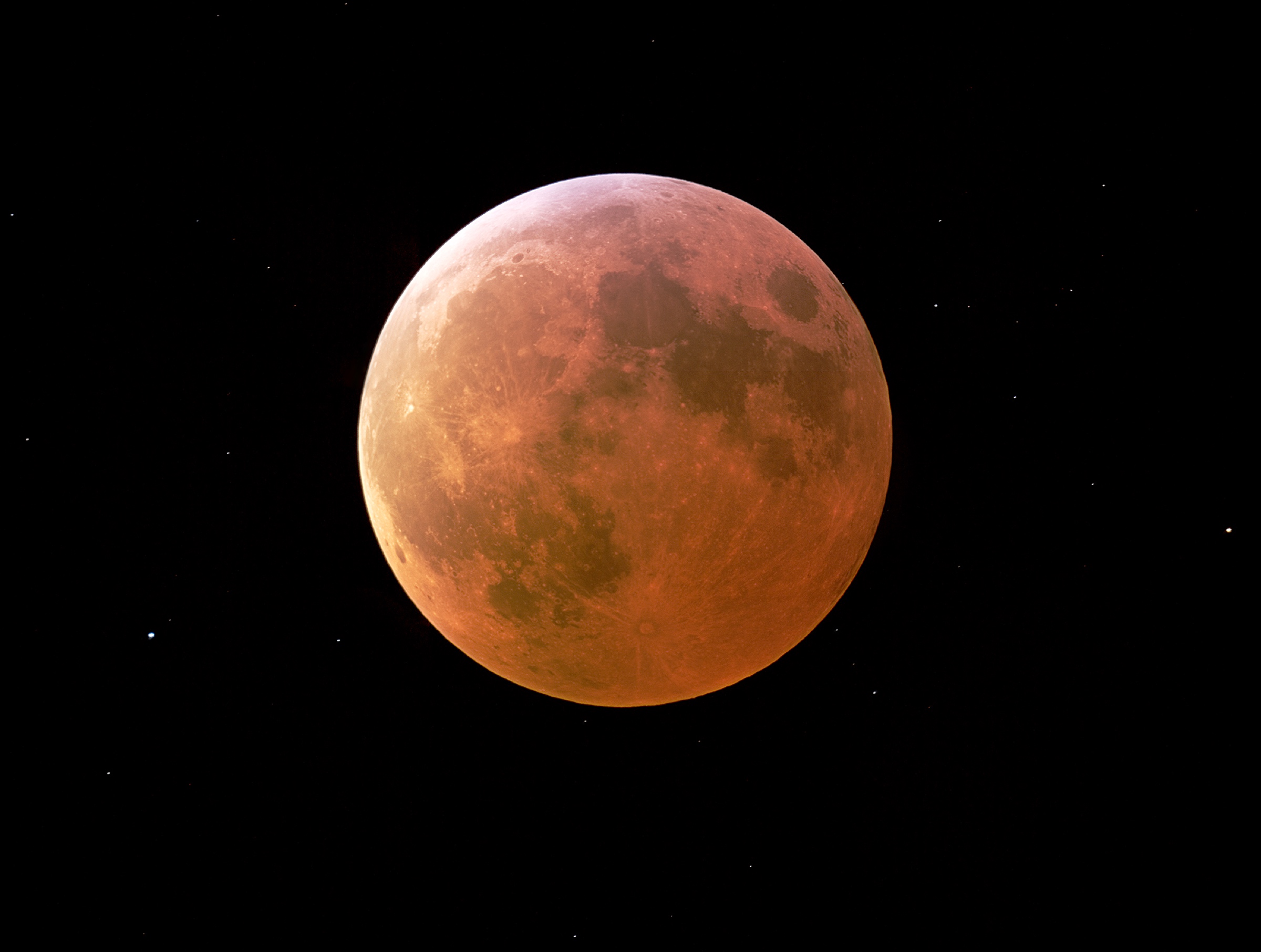 Lunar eclipse photographed in London by Marc Pinter.